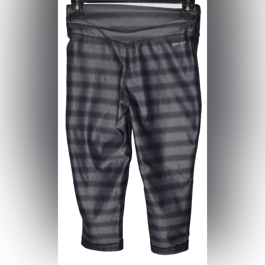 Nike Dri-Fit Size Xs Purple Black Stripped Cropped Capri Leggings Yoga Sport